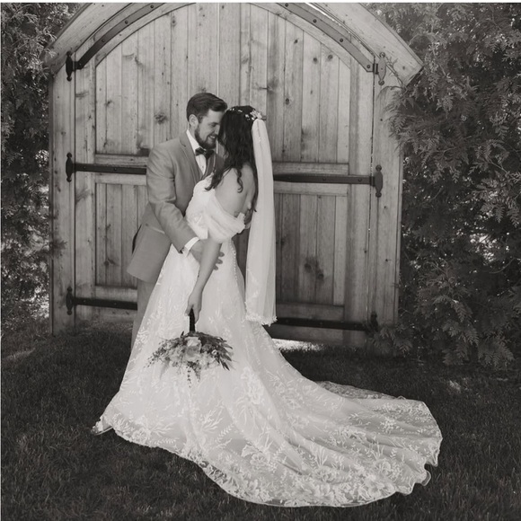 Elegant White Sheer Veil - Picture 4 of 4